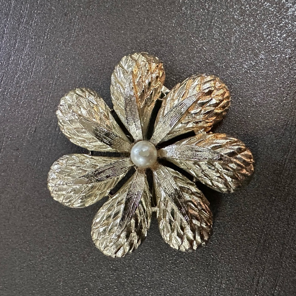 Vintage Gold-tone Center Pearl Flower Brooch Pin